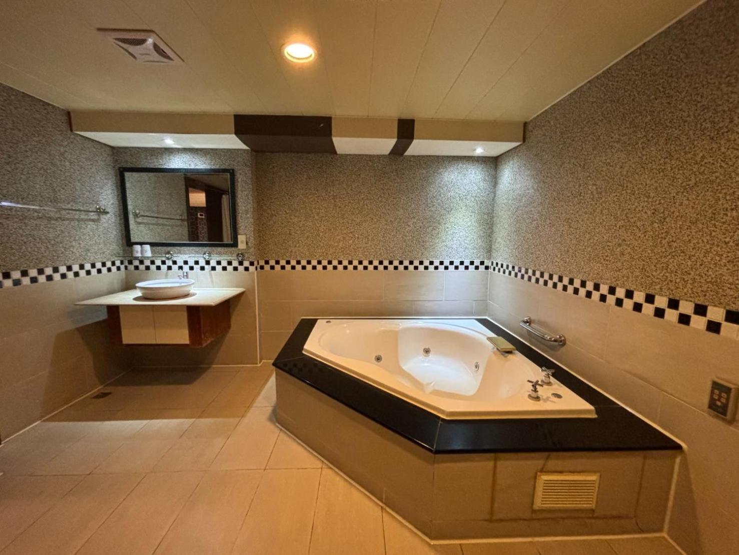 Hua Xiang Motel - Da Chang Kaohsiung Esterno foto